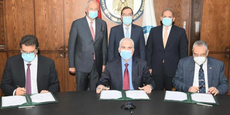 الملا: توقيع الاتفاقية التأسيسية لشركة مصر للميثانول والبتروكيماويات