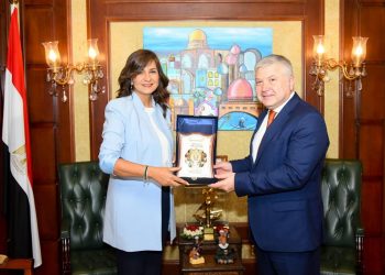 وزيرة الهجرة تكرم السفير الأرميني تقديرًا لجهوده ودوره في مبادرة إحنا المصريين الأرمن 2