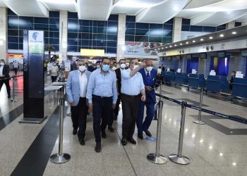 رئيس الوزراء يتفقد مبنى الركاب 2و3 بمطار القاهرة للاطمئنان على حركة السفر والوصول 6