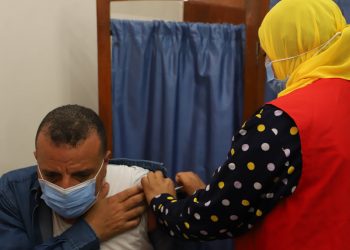 وزير القوي العاملة يتفقد عملية تلقي العاملين للجرعة الأولى من التطعيم ضد كورونا 1
