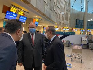 وزير الطيران يقوم بجولة مفاجئة بمبنى الركاب 2 و 3 بمطار القاهرة 5