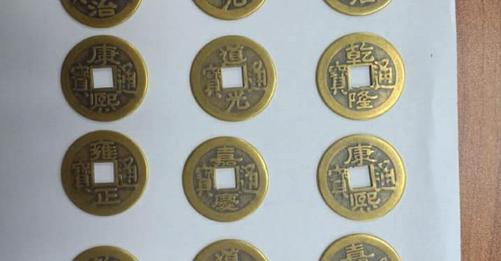 جمارك الطرود البريدية بالقاهره تضبط تهريب عدد من العملات الورقية الأثرية 1