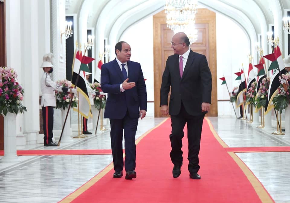 السيسي يلتقي رئيس وزراء الكويت في قمة بغداد 4