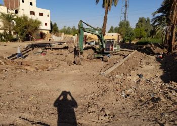 رئيس مدينة الأقصر يتابع أعمال توصيل الصرف الصحي بمنطقة نجع الترعة بحي المطار 3