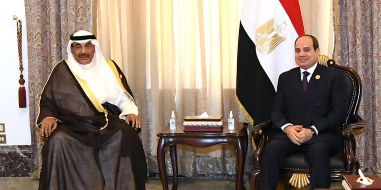 السيسي يلتقي رئيس وزراء الكويت في قمة بغداد 1