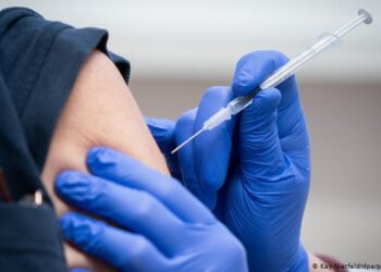 مسئول بالمصل واللقاح: مصنع أكتوبر سينتج 25 ألف جرعة لقاح في الساعة 1