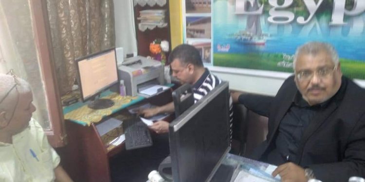 مدير تعليم أخميم يتابع عمليات تسجيل المعلمين لتلقي لقاح كورونا 1