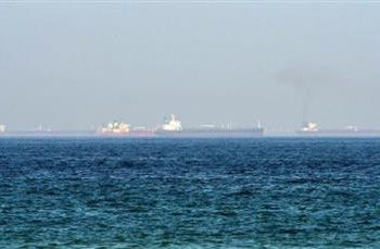 3 سفن يخرجون عن السيطرة في خليج عمان.. حادث غير معروف 3