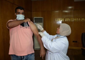 محافظ الأقصر يتابع أعمال تطعيم العاملين بديوان عام المحافظة بلقاح كورونا 5