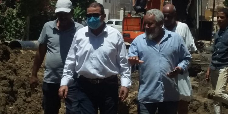 صور.. رئيس مدينة الزينية بالأقصر يتفقد اعمال مشروع الصرف الصحي وتبطين الترع