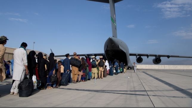 برشاش ثقيل.. طائرة إيطالية تتعرض للاستهداف في مطار "كابول" 1
