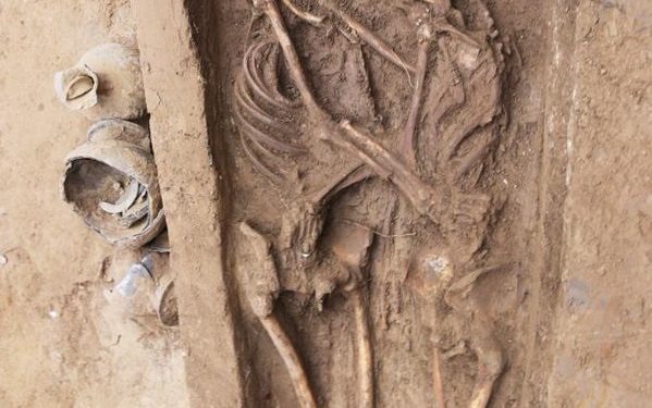 دفن "عشق"عمره 1500 عام في "حضن الحب الأبدي" 1