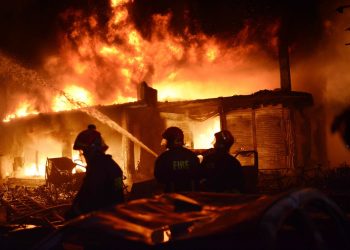 حريق هائل يلتهم مصنع كرتون في المنوفية وألسنة اللهب تتصاعد 12