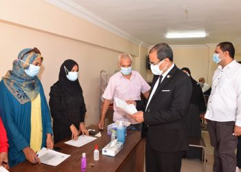 القائم بعمل رئيس جامعة سوهاج يتابع حملة التطعيم ضد فيروس كورونا 10