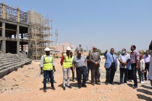 رئيس جامعة الأقصر يتابع أعمال الإنشاءات بالكليات في مدينة طيبة 2