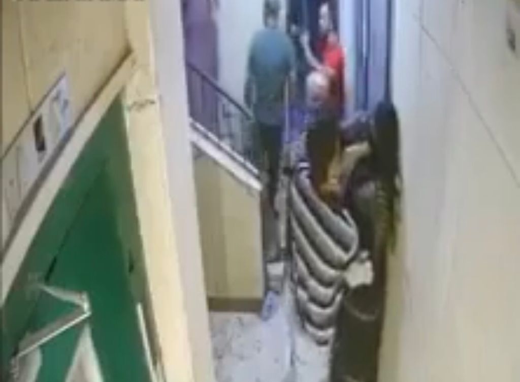 واقعة مؤسفة.. شاب يضرب مسن و زوجته في عين شمس (صور وفيديو) 5