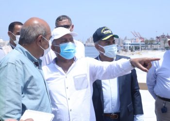 وزير النقل يتابع تنفيذ المشروعات الخدمية الجاري تنفيذها بميناء الإسكندرية 3