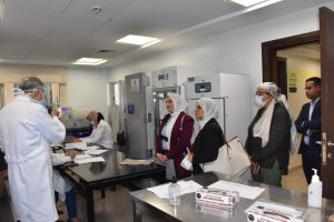 ممثلي الأكاديمية العربية للعلوم الإداراية يزورون مستشفى الأورام بالأقصر (صور) 3