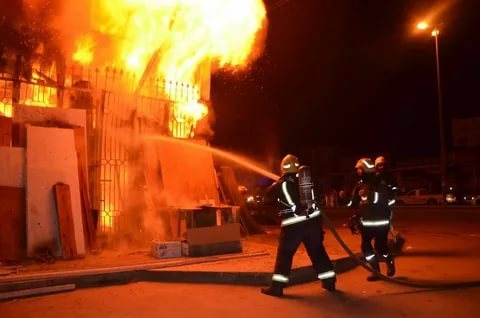 إخماد حريق داخل عقار بمنطقة السلام 1