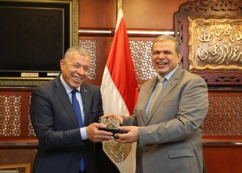 سعفان يلتقي رئيس الجالية المصرية بفرنسا لتوفير الرعاية التأمينية لهم 1