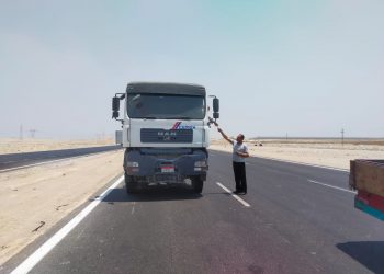 النقل تهيب سائقي الشاحنات الثقيلة بالسير على الطريق المخصص لها 3