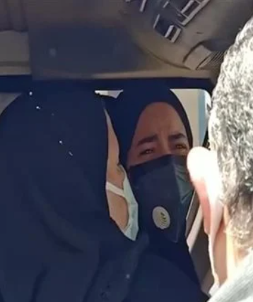 شاهد بالصور.. إنهيار إيمي سمير غانم أثناء توديع والدتها دلال عبد العزيز 3