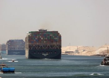 اسامة ربيع: المجرى الملاحي لقناة السويس لم يتعطل اليوم بعد جنوح السفن التجارية 2