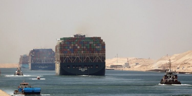 اسامة ربيع: المجرى الملاحي لقناة السويس لم يتعطل اليوم بعد جنوح السفن التجارية 1