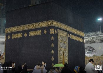 برق ورعد وأمطار غزيرة بالمسجد الحرام فى مكة المكرمة (فيديو) 1