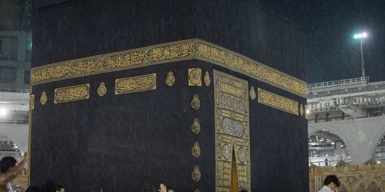 برق ورعد وأمطار غزيرة بالمسجد الحرام فى مكة المكرمة (فيديو) 1