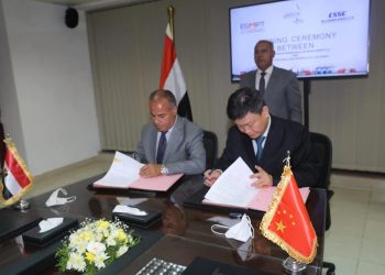وزير النقل يشهد توقيع عقد شراء 4 أوناش للمحطة متعددة الأغراض بالإسكندرية 8