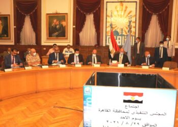 محافظ القاهرة يشدد على رؤساء الأحياء بإقامة حملات صباحية ومسائية للقضاء على الإشغالات 3