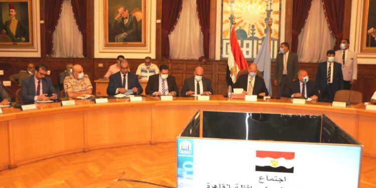 محافظ القاهرة يشدد على رؤساء الأحياء بإقامة حملات صباحية ومسائية للقضاء على الإشغالات 1