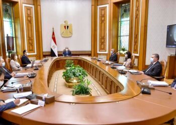 السيسي يستعرض مؤشرات أداء الاقتصاد المصري مع المجموعة الوزارية 1