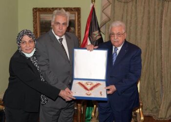 الرئيس الفلسطيني يكرم صحفيين و فنانين مصريين بـ القاهرة