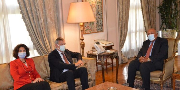 وزير الخارجية يبحث مع مفوض الأونروا سبل دعم ومساندة اللاجئين الفلسطينيين (صور) 1