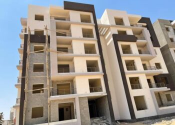 وزير الإسكان يستعرض الموقف التنفيذي للمشروعات السكنية وأعمال المرافق بتوسعات مدينة الشيخ زايد 1