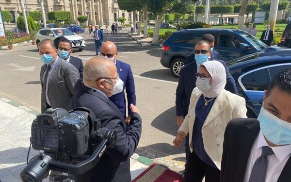 وزيرة الصحة تتفقد نقاط التطعيم في جامعة القاهرة 1