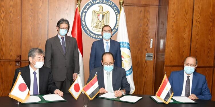 البترول توقع مذكرة تفاهم مع تويوتا اليابانية لتقييم فرص انتاج الأمونيا الزرقاء فى مصر