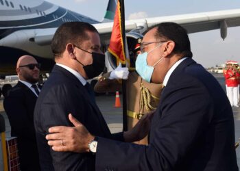 "مدبولي" يستقبل رئيس حكومة الوحدة الوطنية الليبية بمطار القاهرة (صور) 5