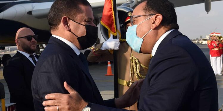 "مدبولي" يستقبل رئيس حكومة الوحدة الوطنية الليبية بمطار القاهرة (صور) 1