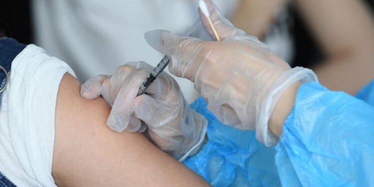 اليابان تخطط لخفض الحد الأدنى لسن تلقي اللقاح ضد كورونا إلى 16 عاما 1