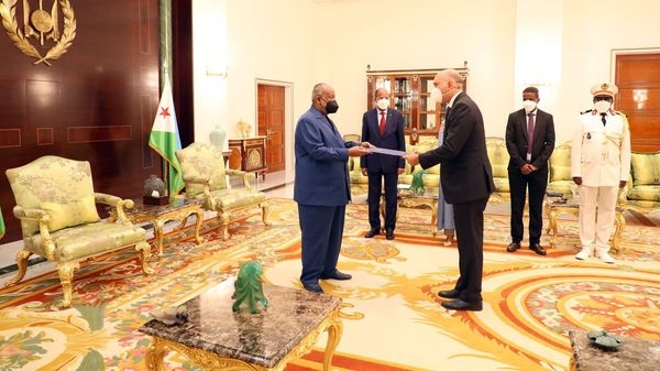 السفير المصري في جيبوتي يسلم أوراق اعتماده إلى رئيس الجمهورية (صور) 1