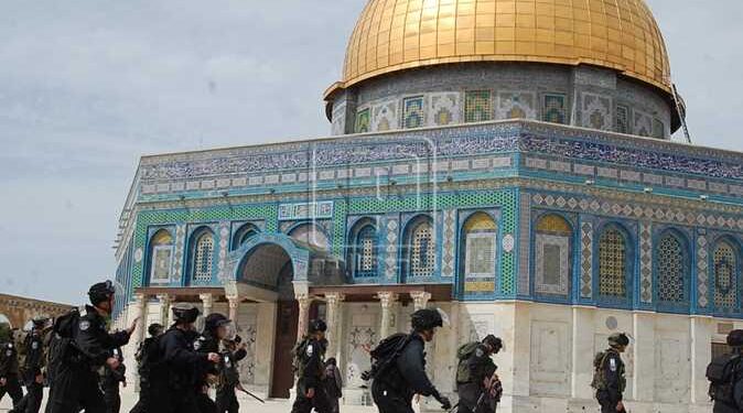 لإقامة تلمودهم المزعوم.. إسرائيليون يقتحمون المسجد الأقصى تحت حراسة قوات الاحتلال 1