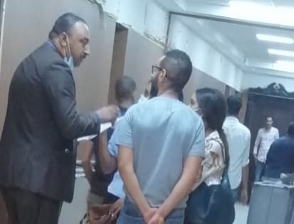 ننشر أول صورة للطبيب المتهم في واقعة «السجود للكلب» وابناءه من داخل المحكمة 2
