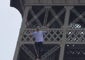 مغامر فرنسي يقطع 670 مترا مشيا على الحبل وسط باريس.. فيديو 5