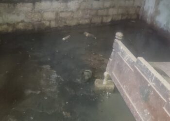 قرية الكولة بأخميم خارج نطاق الخدمة.. توقف مشروع الصرف الصحي والمياه الجوفية تغرق الشوارع والمنازل 1