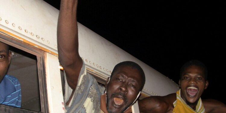 عاجل| منفذو انقلاب غينيا يطلقون سراح العشرات من السجناء السياسيين 1