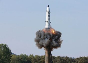 كوريا الشمالية تختبر بنجاح صاروخا جديدا بعيد المدى 1