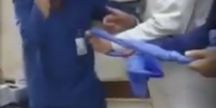 طلب منه السجود للكلب.. 5 صور للحظة تعدي طبيب على ممرضة